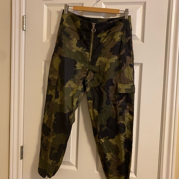 Assorted pants - Picture 8 of 10